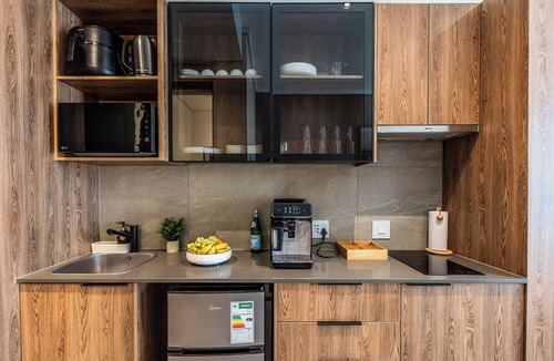 Menlyn Apartment | Menlyn Maine Luxury Studio|Free Parking|24hr Concierge|King Bed