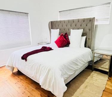 Komani Bed & Breakfast | Mentor Guest house