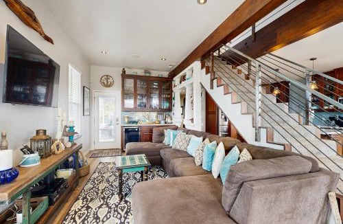 Cleone House | Mermaid Manor - Hot Tub & Steps to the Beach