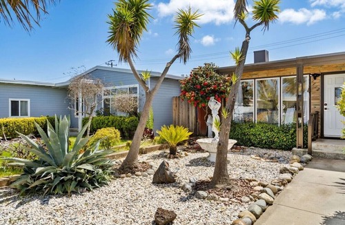 East San Mateo House | Mid Century Garden View Home Parking