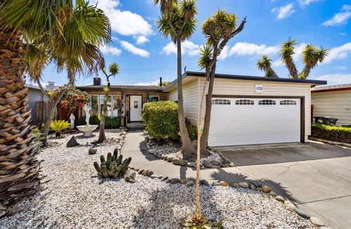 East San Mateo House | Mid Century Garden View Home Parking