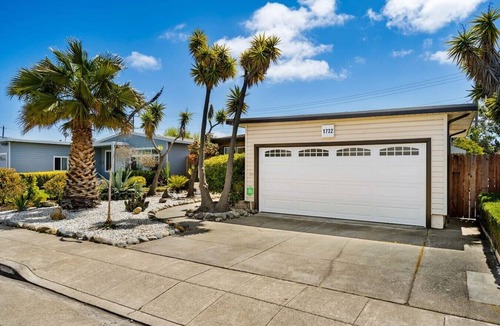 East San Mateo House | Mid Century Garden View Home Parking