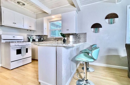 West Sacramento House | Mid-Century Modern · Covered Patio · BBQ · 5 Min to Downtown