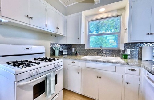 West Sacramento House | Mid-Century Modern · Covered Patio · BBQ · 5 Min to Downtown