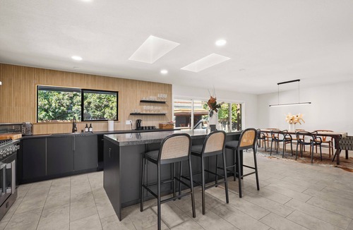 Napa House | Mid Century Modern Retreat in Napa with 4 Bedrooms and Spacious Backyard