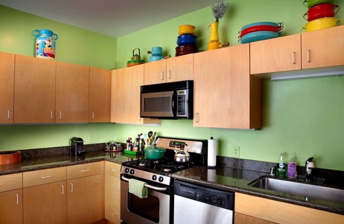 Longfellow Condo | Mid-Century Vibe in Artist's Flat in Emeryville