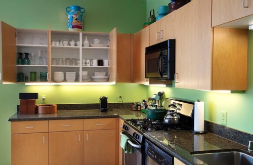 Longfellow Condo | Mid-Century Vibe in Artist's Flat in Emeryville