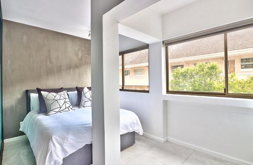 Three Anchor Bay Apartment | Middlehof