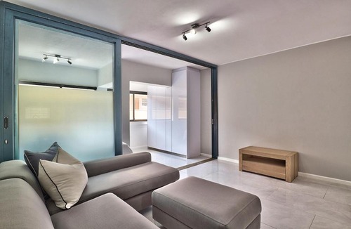 Three Anchor Bay Apartment | Middlehof