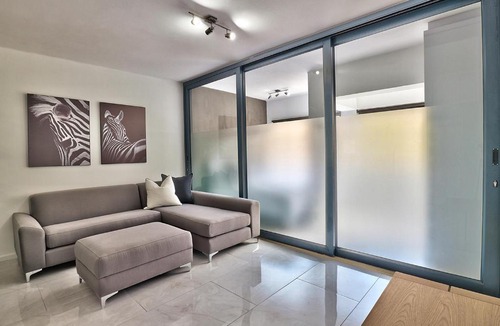 Three Anchor Bay Apartment | Middlehof