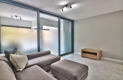 Three Anchor Bay Apartment | Middlehof