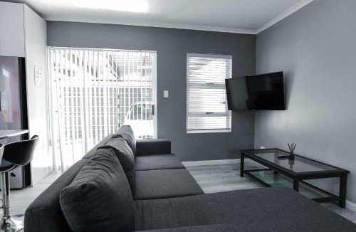 Parow North Apartment | Milo's Sky Grey Guest House - No Load shedding