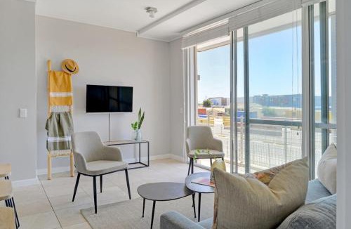 Victoria and Alfred Waterfront Apartment | Modern 1-Bed V&A Waterfront Canal & Harbor Views
