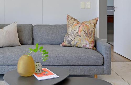 Victoria and Alfred Waterfront Apartment | Modern 1-Bed V&A Waterfront Canal & Harbor Views
