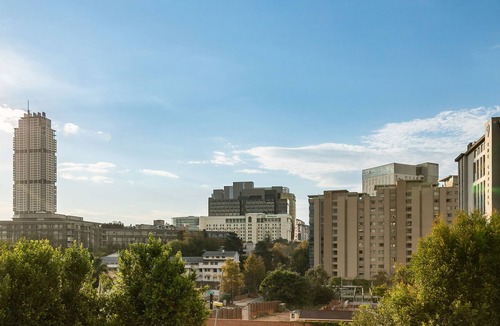 Sandown Apartment | Modern 1 BR w/ King Bed in the Heart of Sandton