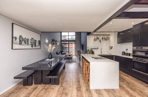 Bo'Kaap Apartment | Modern 1BR in De Waterkant w/Table Mountain Views!nn