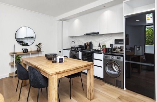 Claremont Apartment | Modern 2-Bed Apartment in Claremont with Balcony