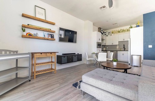 Sacramento House | Modern 2BR Near Downtown - Sleeps 6 + Suite