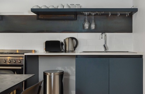 Schotsche Kloof Apartment | Modern 3-Bedroom in the Heart of Bo-Kaap - Netflix