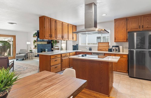 Southeastern Sacramento House | Modern 3BD/2BA Retreat-Walk to Sac State/American River, Near Downtown