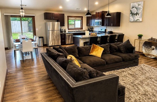 Rohnerville House | Modern 3BR Fortuna Getaway BIG DISCOUNT: 10% Weekly & 20% Monthly