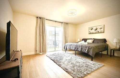 Spanos Park House | Modern 5 Bedrooms Getaway in Stockton, CA