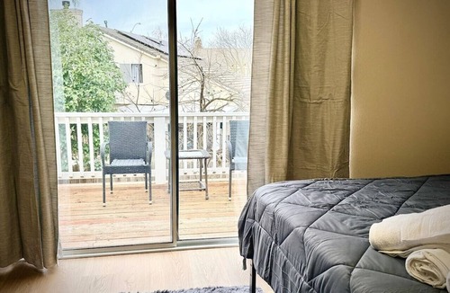 Spanos Park House | Modern 5 Bedrooms Getaway in Stockton, CA