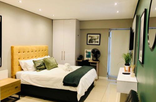 Mouille Point Apartment | Modern Apartment in Mouille Point with Green Point Park Access