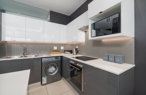 Green Point Apartment | Modern Apartment in Sought After Green Point Block