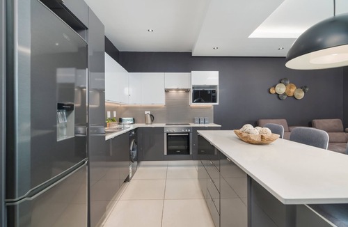 Green Point Apartment | Modern Apartment in Sought After Green Point Block