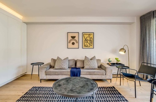 Three Anchor Bay Apartment | Modern Apartment in Sea Point (G on S)
