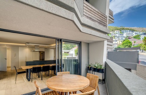 Three Anchor Bay Apartment | Modern Apartment in Sea Point (G on S)