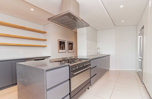 Three Anchor Bay Apartment | Modern Apartment w/Rooftop Deck (Scholtz Penthouse)