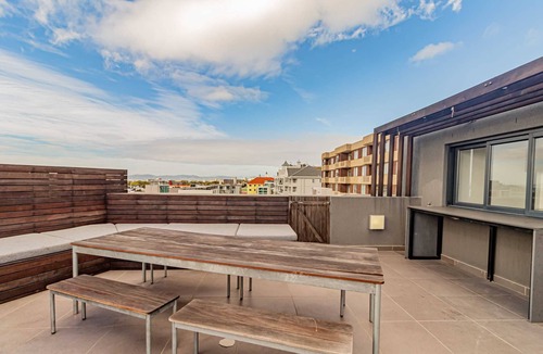 Three Anchor Bay Apartment | Modern Apartment w/Rooftop Deck (Scholtz Penthouse)
