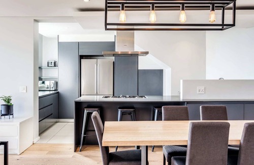 Three Anchor Bay Apartment | Modern Apartment w Rooftop Deck and Jacuzzi Penthouse on S