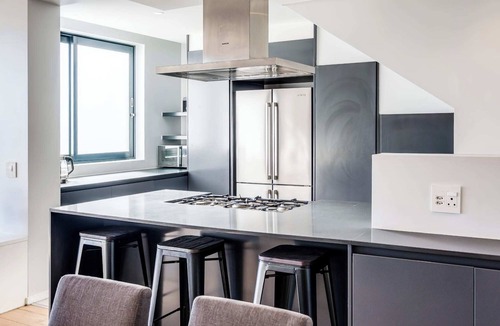 Three Anchor Bay Apartment | Modern Apartment w Rooftop Deck and Jacuzzi Penthouse on S