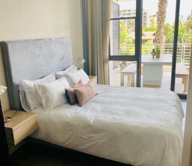 Victoria and Alfred Waterfront Apartment | Modern, beautiful 1 bed with views -V&A Waterfront