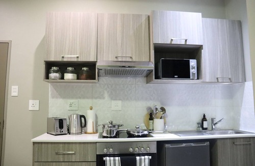 Parkwood Apartment | Modern City Escape 5min from Rosebank mall Fast WiFi Parking Pool Cinema