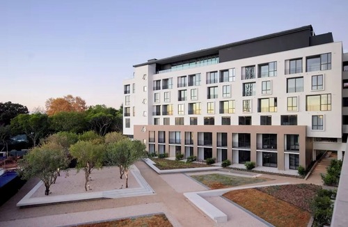 Greater Johannesburg Metropolitan Area Apartment | Modern Comfort in the heart of Rosebank