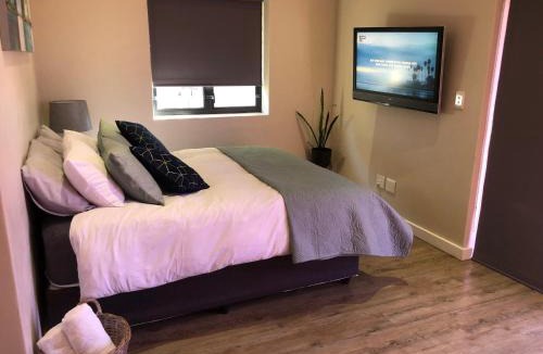 Eikenbosch House | Modern, Comfy Guest Suite with Beautiful Views