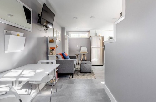 Oakland House | Modern cottage with full kitchen & private patio. Close to great hiking trails!