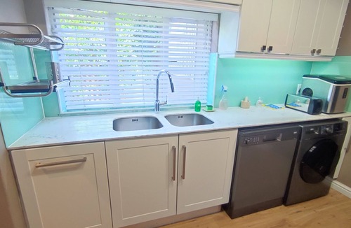 Claremont Cottage | Modern family friendly home with splash pool, safe and very convenient location