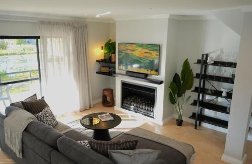Cape Winelands House | Modern Family Golf Lodge in Winelands Paradise