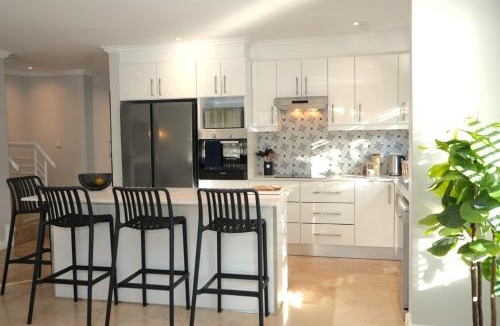 Cape Winelands House | Modern Family Golf Lodge in Winelands Paradise