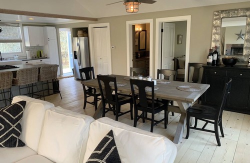 Windsor House | Modern Farmhouse: 2021 remodel, great pool, privacy, 5min to Healdsberg