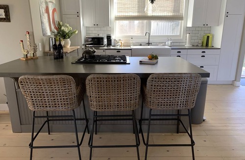 Windsor House | Modern Farmhouse: 2021 remodel, great pool, privacy, 5min to Healdsberg
