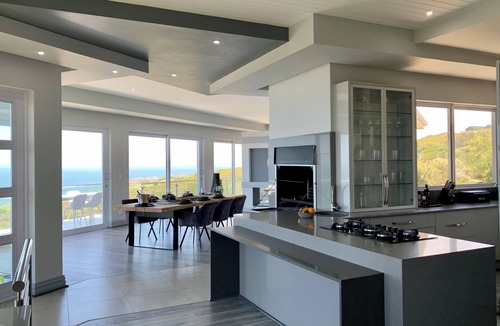 Pinnacle Point House | Modern house with a breath-taking 180 degree panoramic view of the Indian Ocean.
