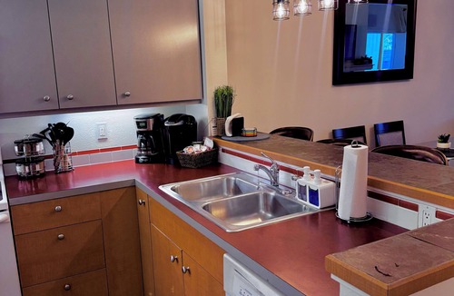 Chelan Condo | Modern Lakeside Luxury: Freshly Remodeled Chelan Condo with Pool, Hot Tub & BBQ