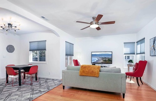Oakland House | Modern local artist home with big yard, close to freeway