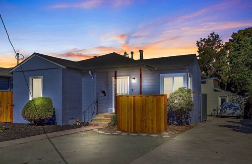 Oakland House | Modern local artist home with big yard, close to freeway